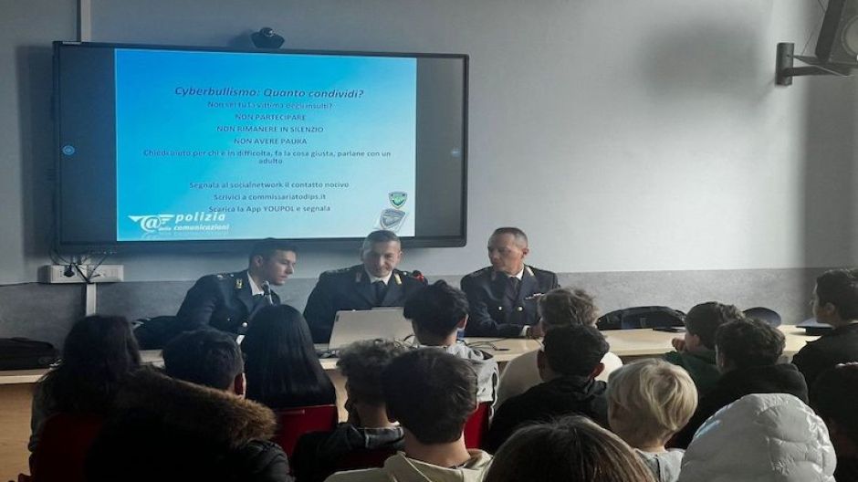 IC Borgomanero 1, gli studenti hanno incontrato la Polizia Postale